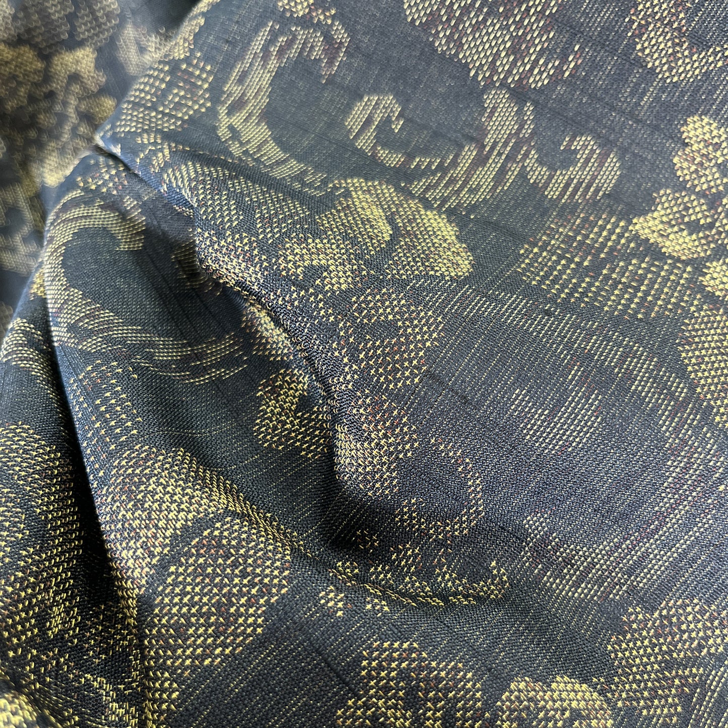 K107082-1 紬 更紗唐草文様 黒地黄土色