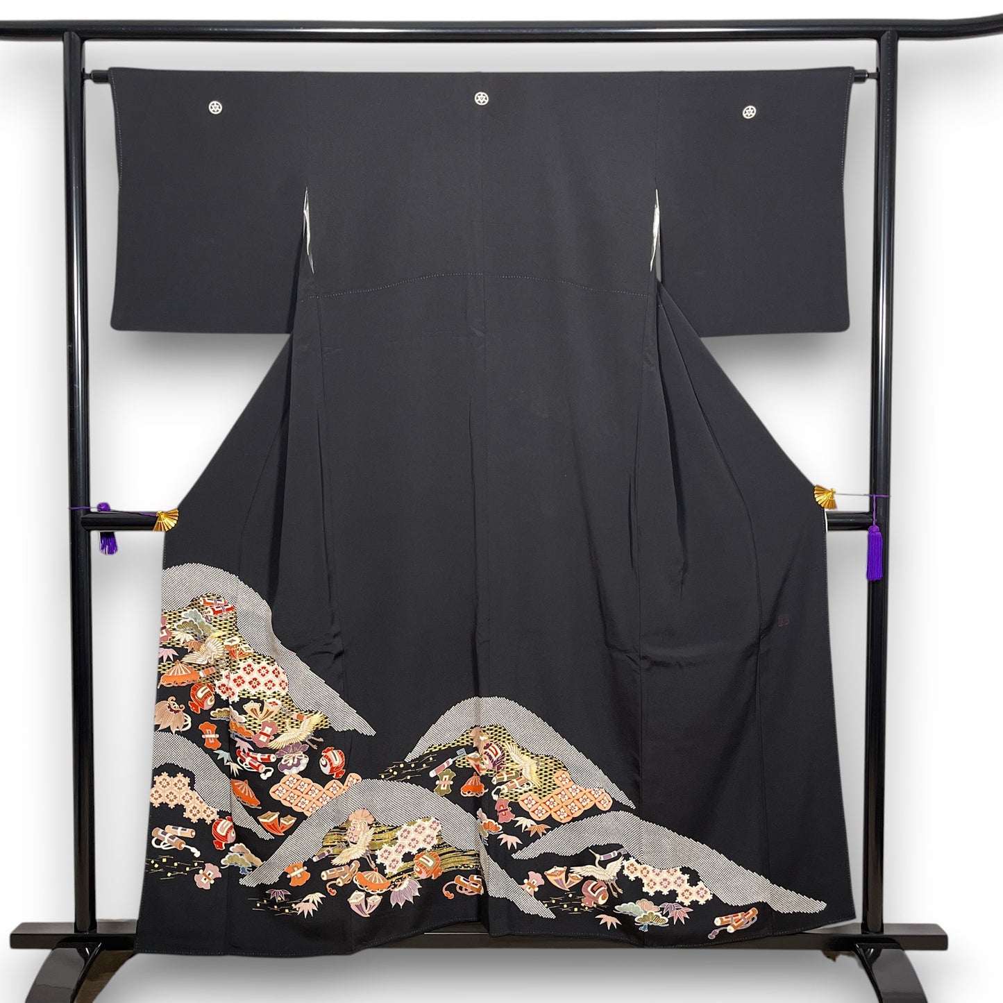 K61701-1　黒留袖　比翼付　吉祥文様　山取り模様
