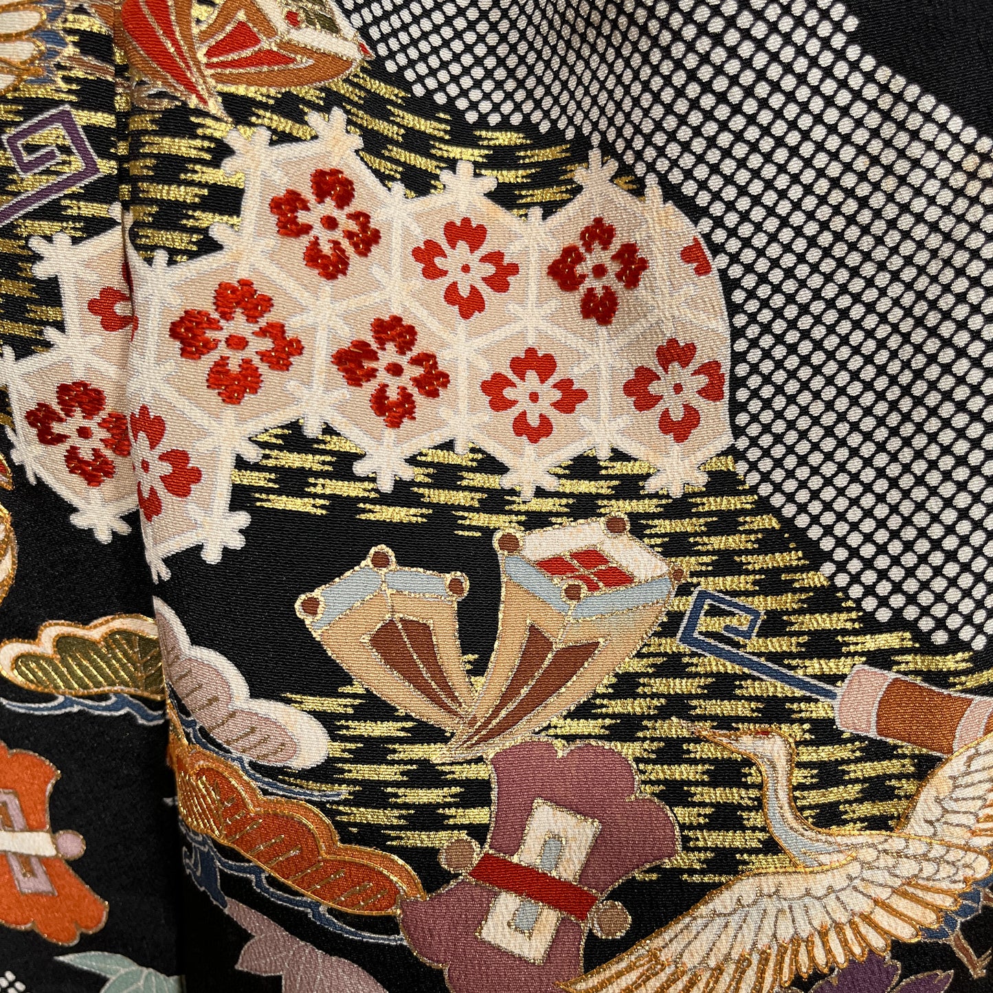 K61701-1　黒留袖　比翼付　吉祥文様　山取り模様