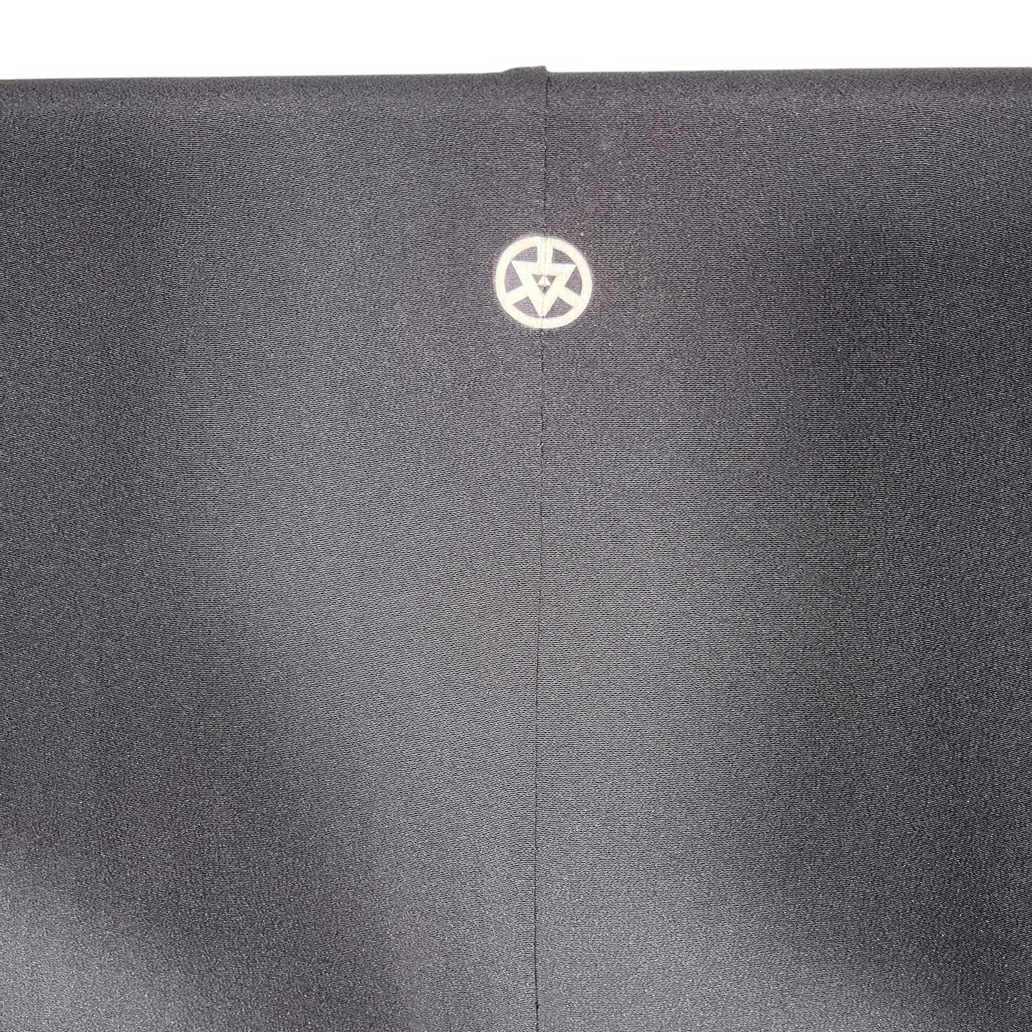 K61701-1　黒留袖　比翼付　吉祥文様　山取り模様