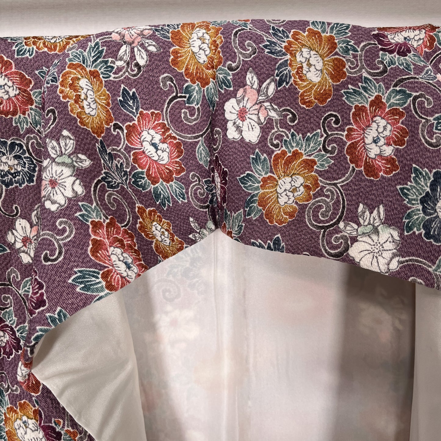 K112312-1　小紋　紫鼠　小花文様　唐草模様