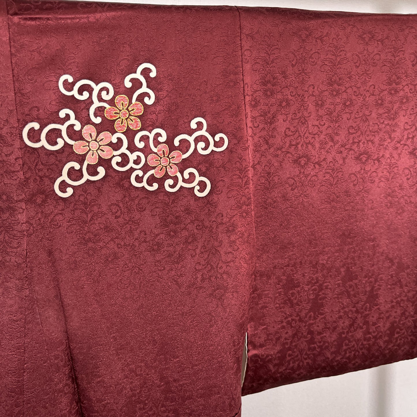 K111357-2　付下げ　唐草花文様　刺繍　金糸　えんじ