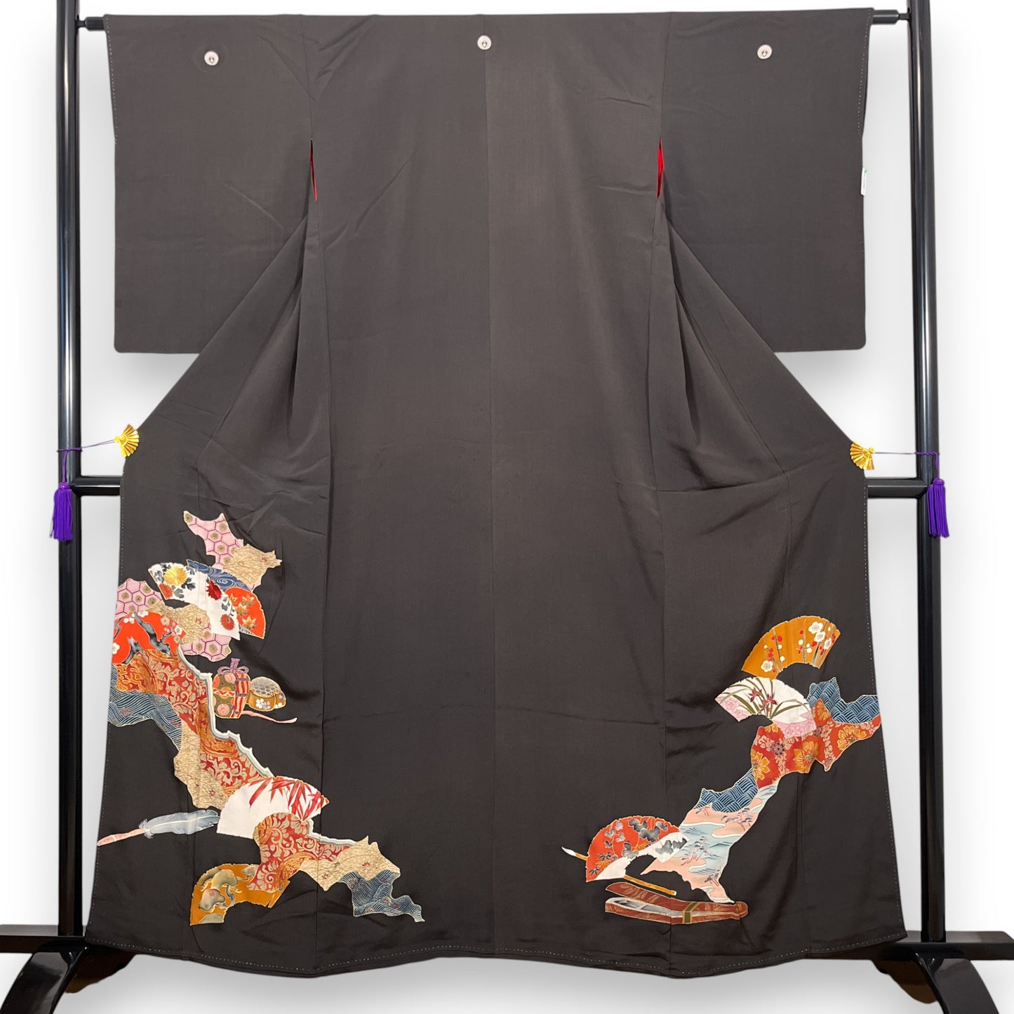 K111576　アンティーク黒留袖　扇　紅絹裏　刺繍