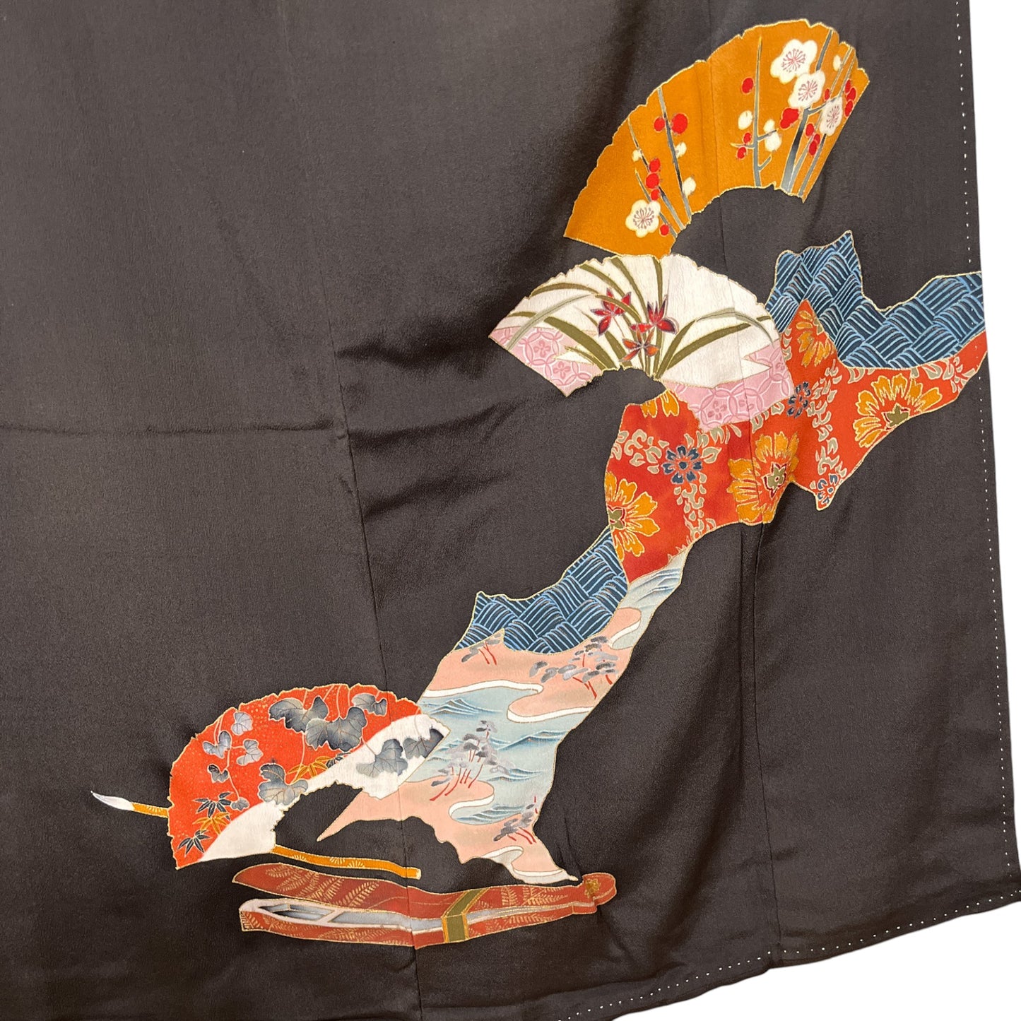 K111576　アンティーク黒留袖　扇　紅絹裏　刺繍