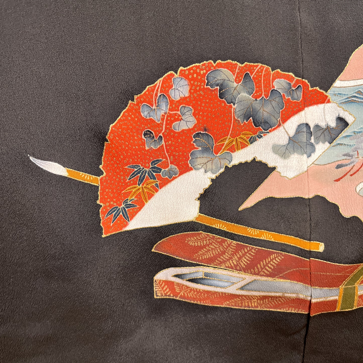 K111576　アンティーク黒留袖　扇　紅絹裏　刺繍