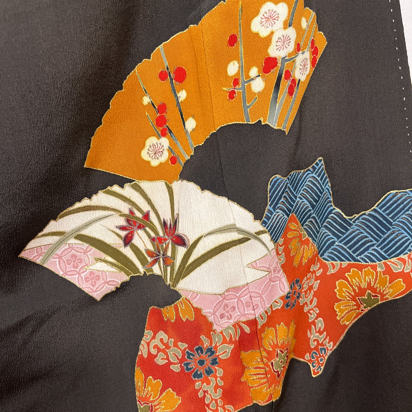 K111576　アンティーク黒留袖　扇　紅絹裏　刺繍