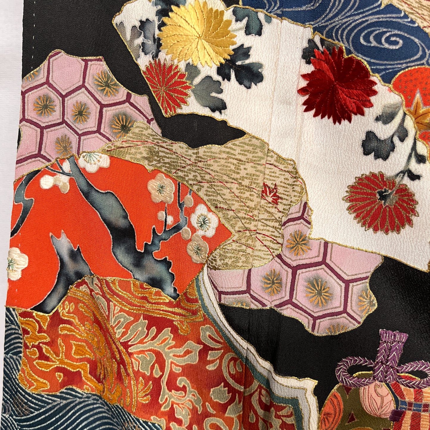 K111576　アンティーク黒留袖　扇　紅絹裏　刺繍