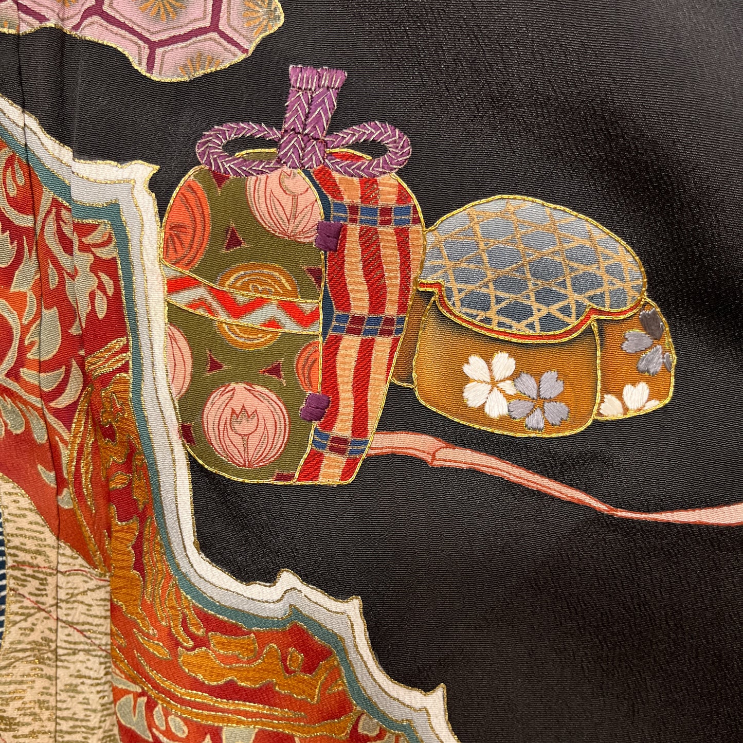 K111576　アンティーク黒留袖　扇　紅絹裏　刺繍