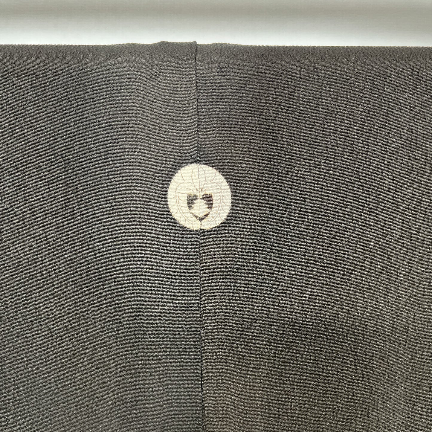 K111576　アンティーク黒留袖　扇　紅絹裏　刺繍