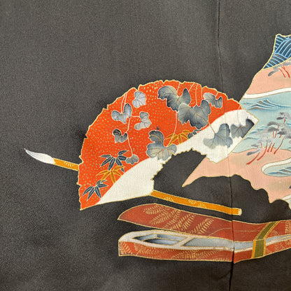 K111576　アンティーク黒留袖　扇　紅絹裏　刺繍