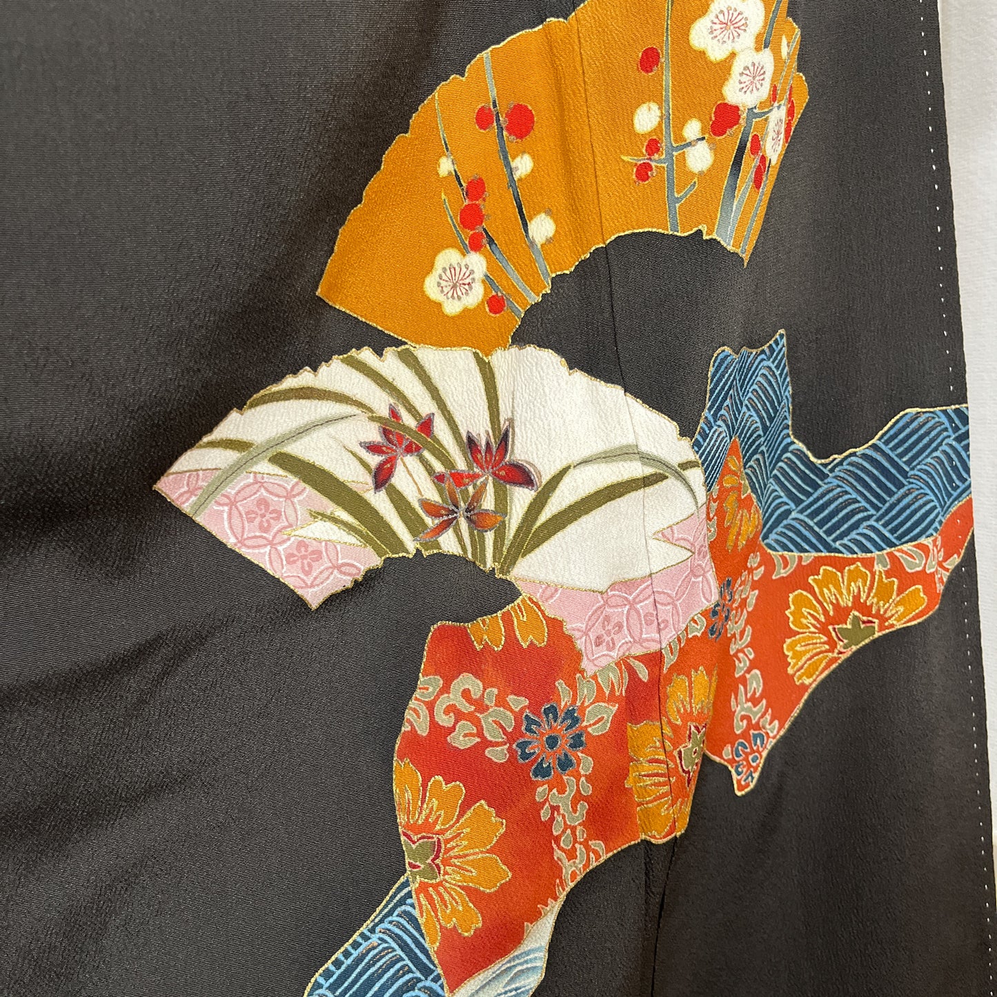 K111576　アンティーク黒留袖　扇　紅絹裏　刺繍