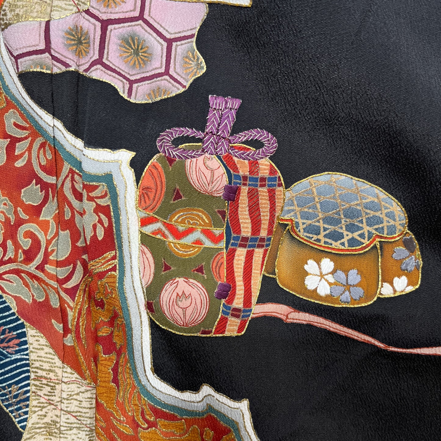 K111576　アンティーク黒留袖　扇　紅絹裏　刺繍