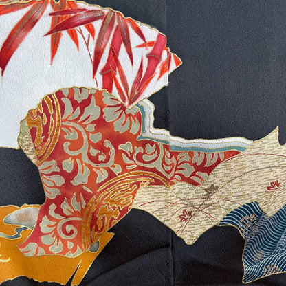 K111576　アンティーク黒留袖　扇　紅絹裏　刺繍