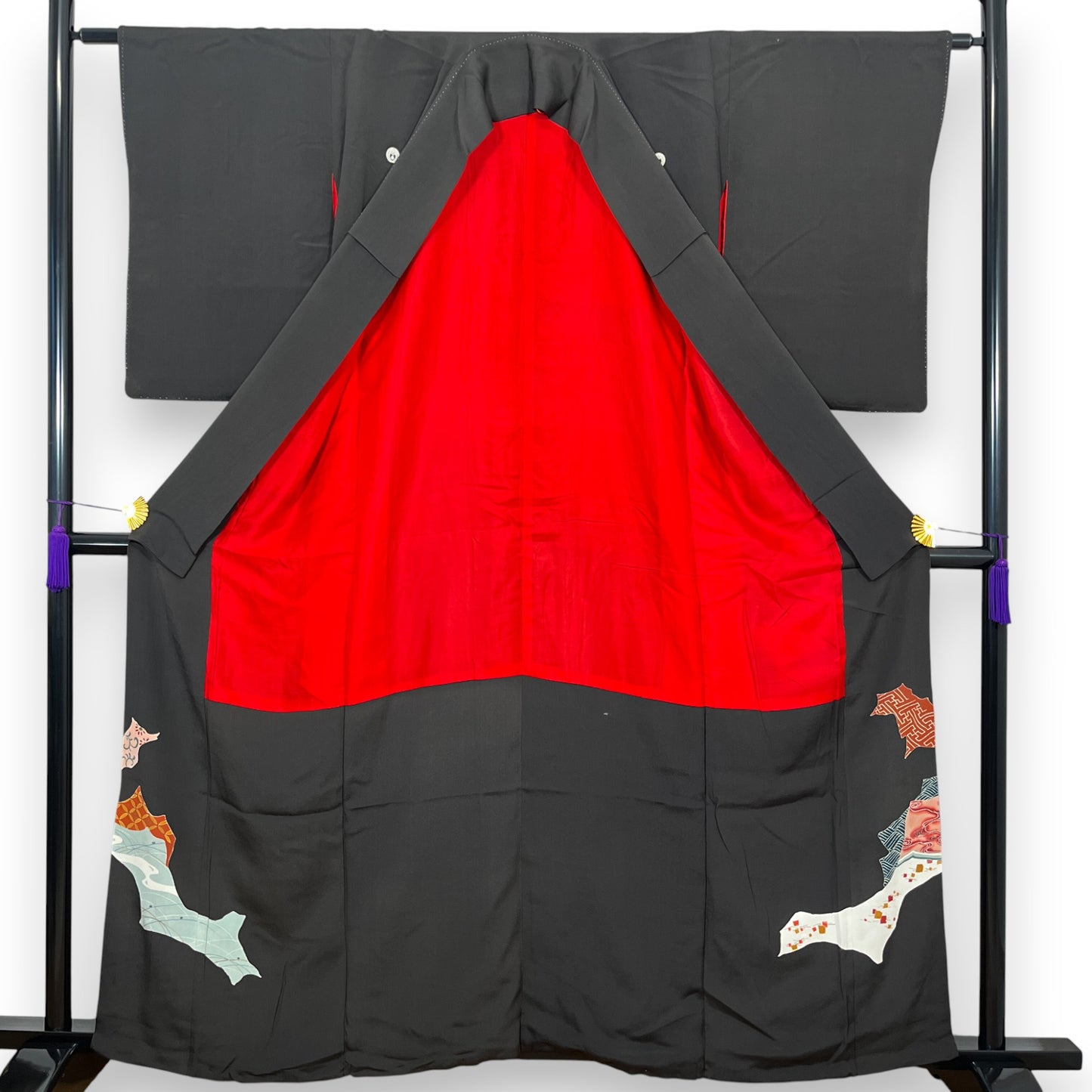 K111576　アンティーク黒留袖　扇　紅絹裏　刺繍