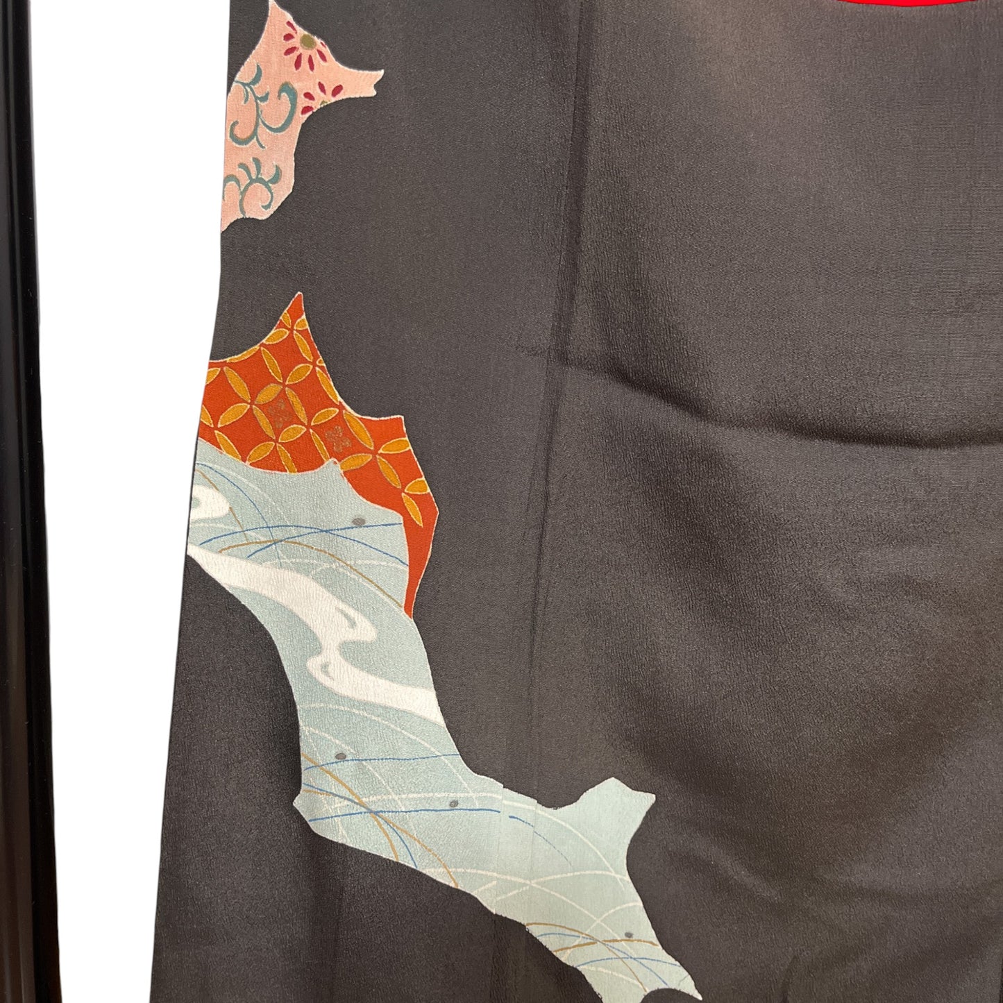 K111576　アンティーク黒留袖　扇　紅絹裏　刺繍