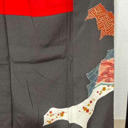 K111576　アンティーク黒留袖　扇　紅絹裏　刺繍