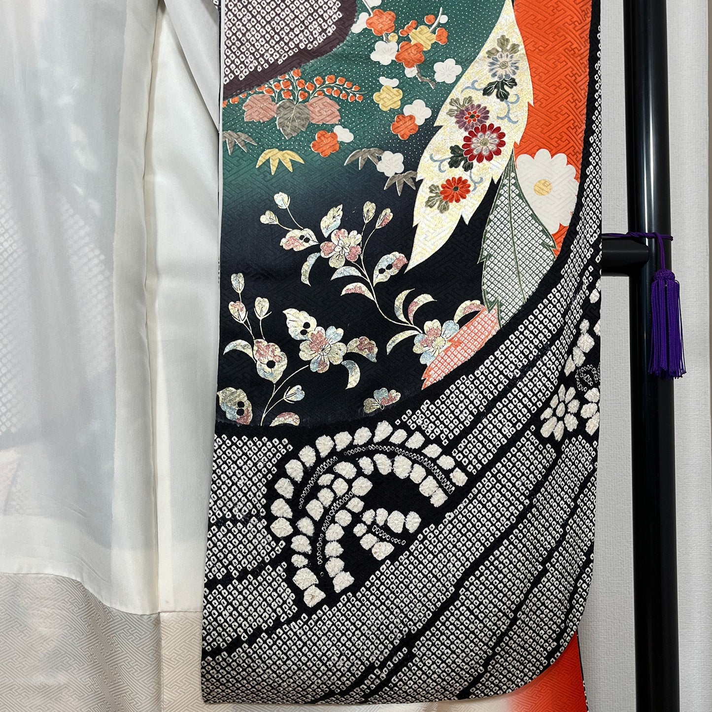 K110756　振袖　絞り　吉祥花文様　黒