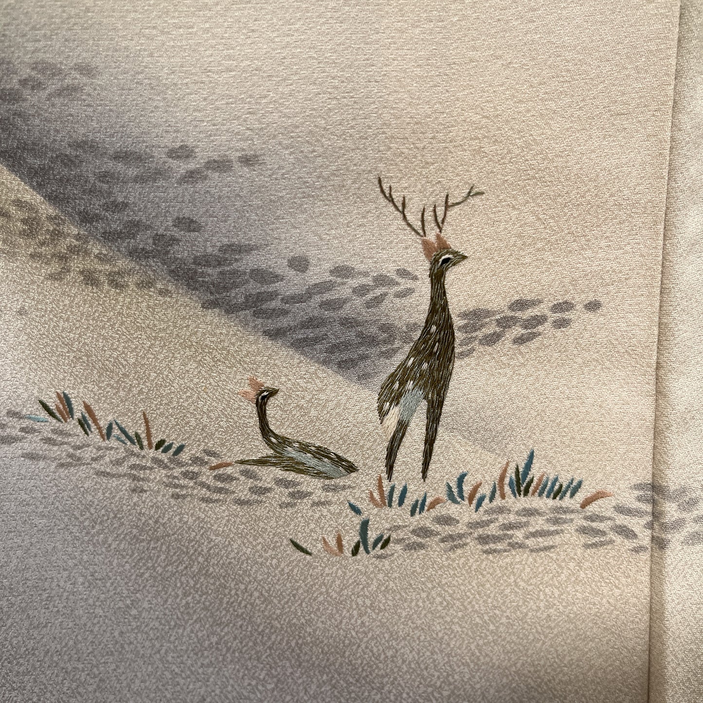 K112081　付下げ　鹿　刺繍　グレー