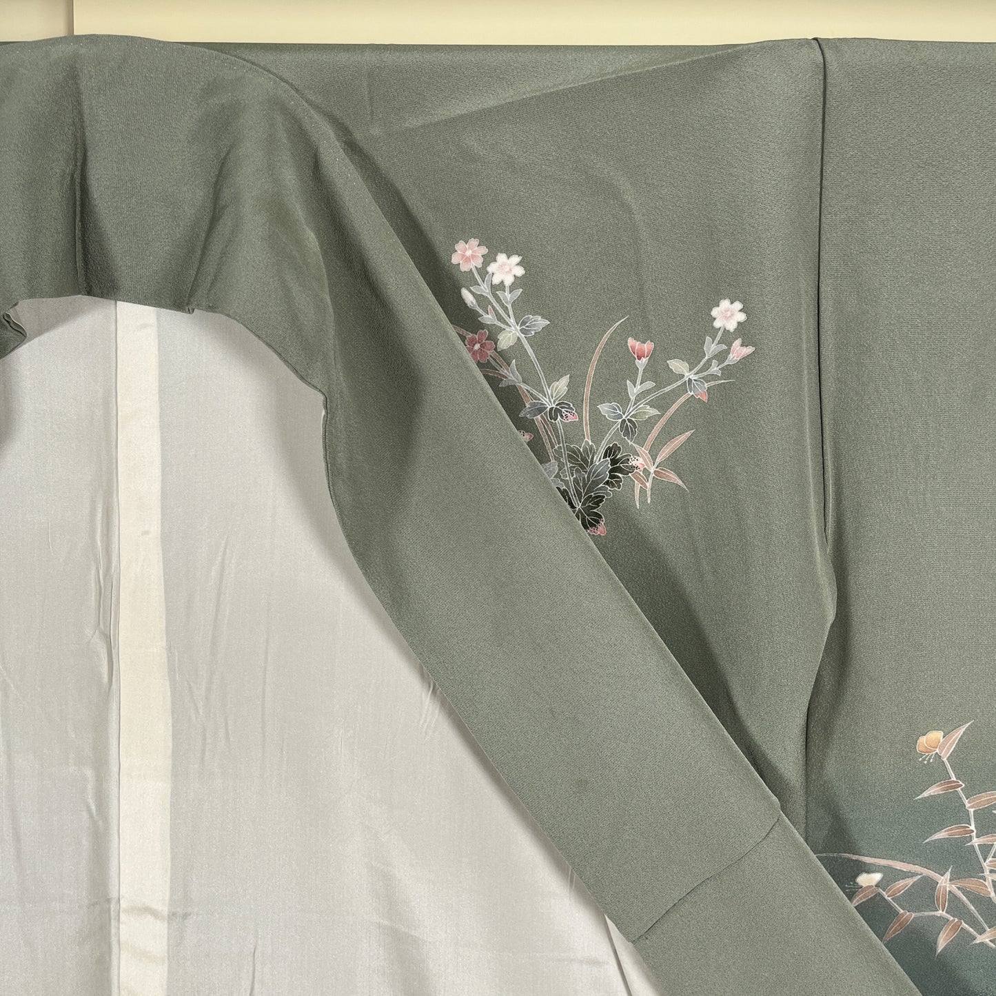 K55597-3　付下げ　童子　草花文様　灰緑色