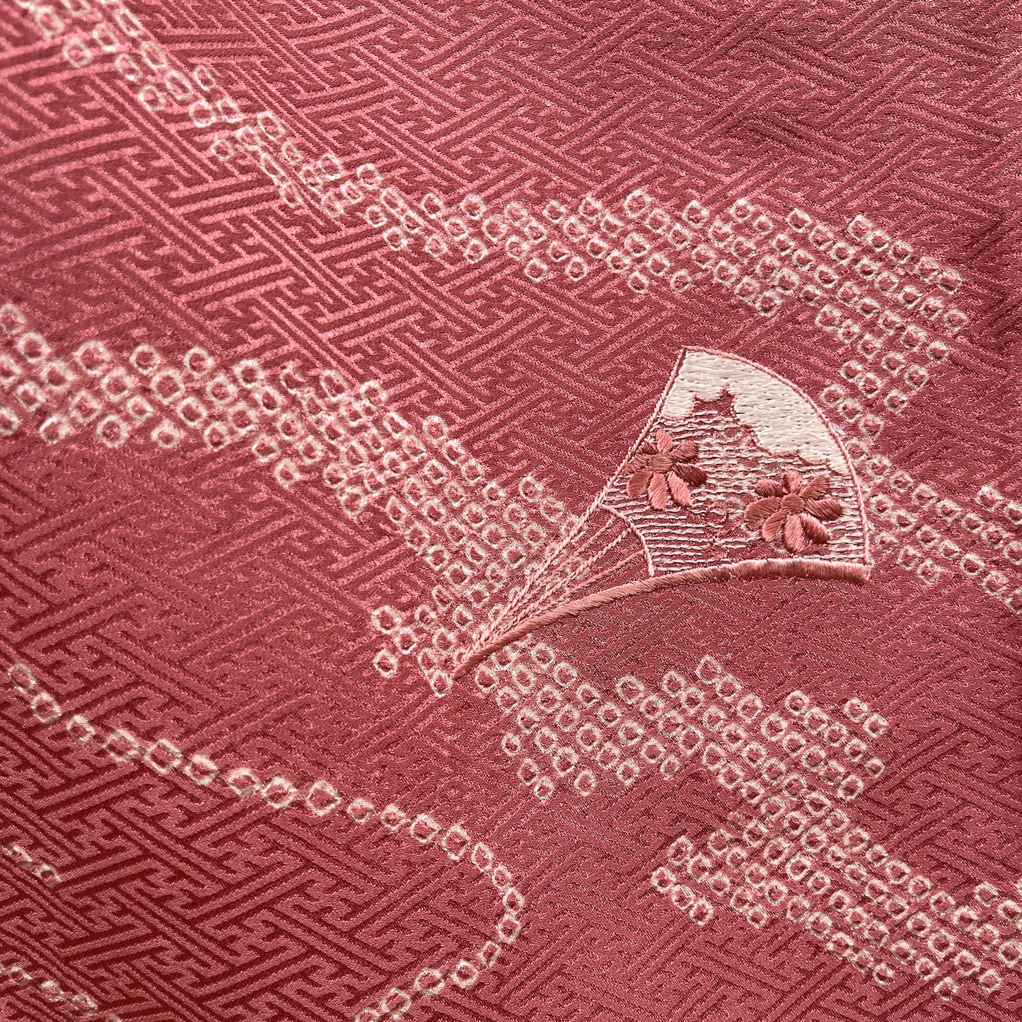 K40281-2　付下げ　流水文様　刺繍　珊瑚色