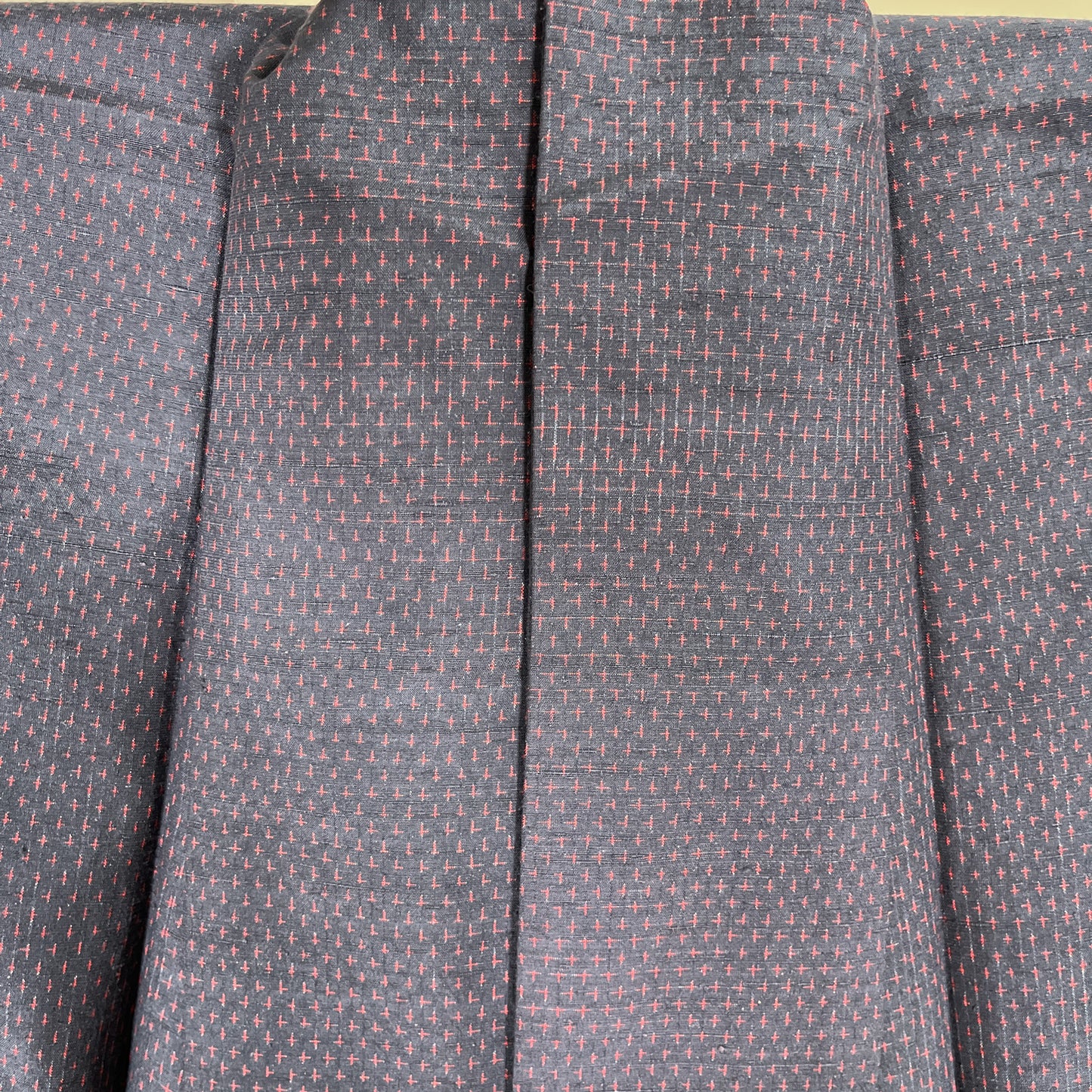 K100992-2　紬　蚊絣　裂取り文様　花唐草　濃鼠　紺　朱