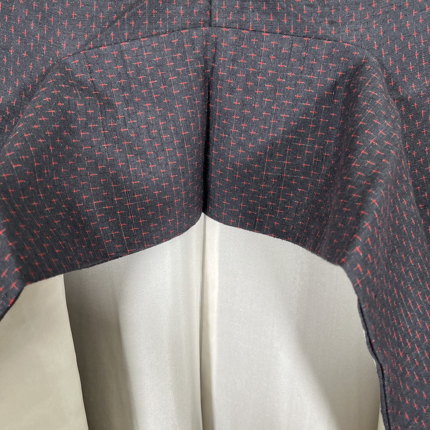 K100992-2　紬　蚊絣　裂取り文様　花唐草　濃鼠　紺　朱