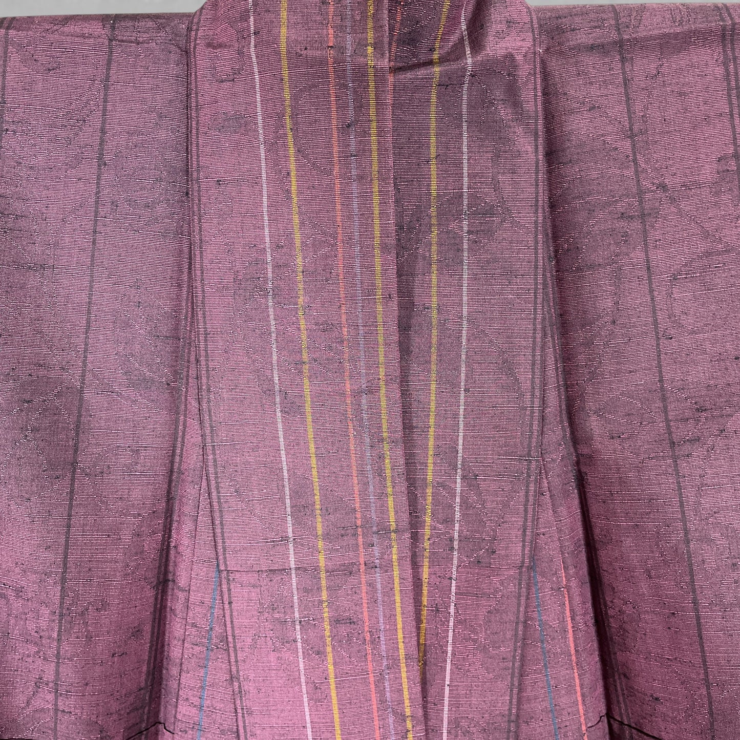 K106226-3　紬　縞文様　草花調地紋　葡萄鼠