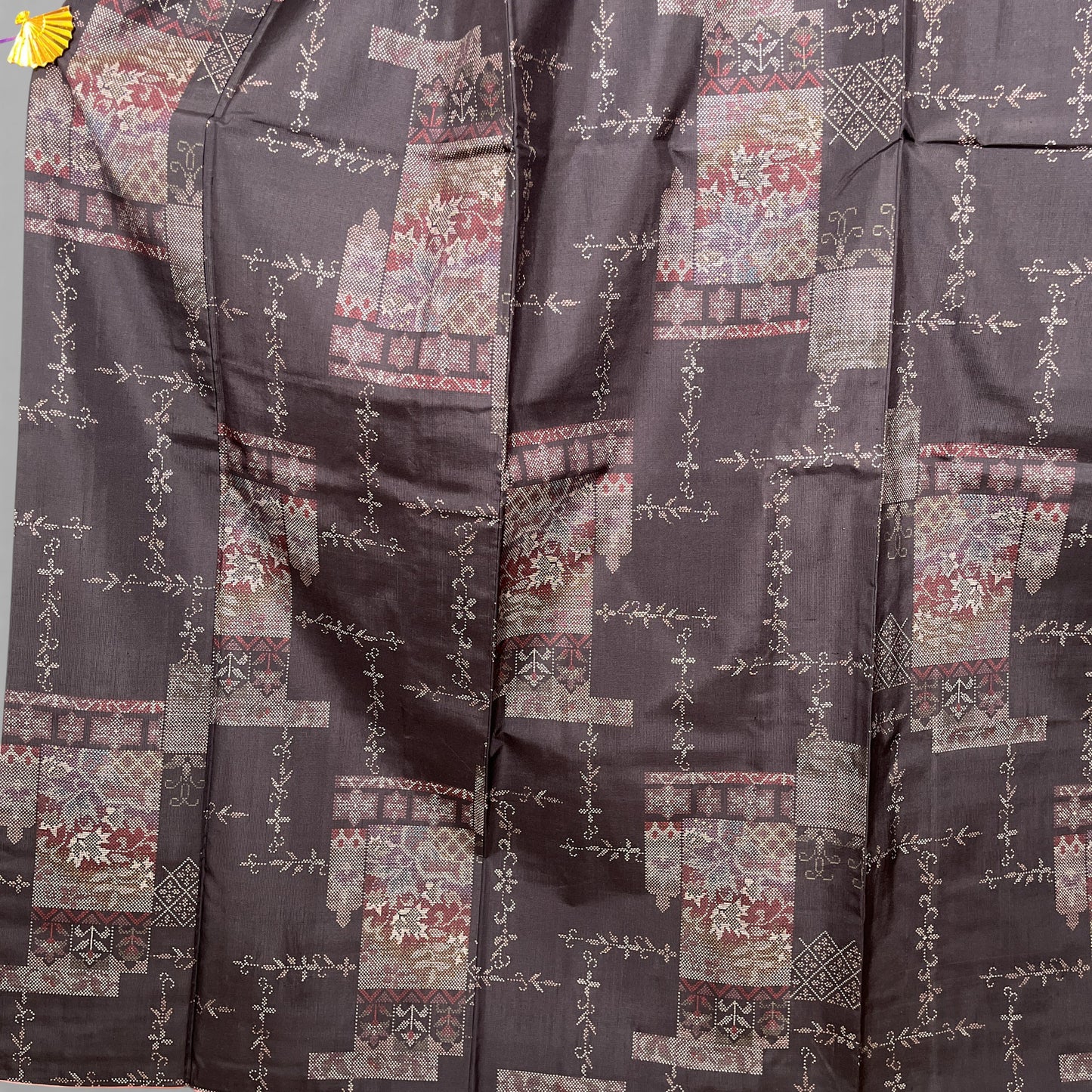 K96300-1　紬　裂取り文様　小花　幾何文様　焦茶