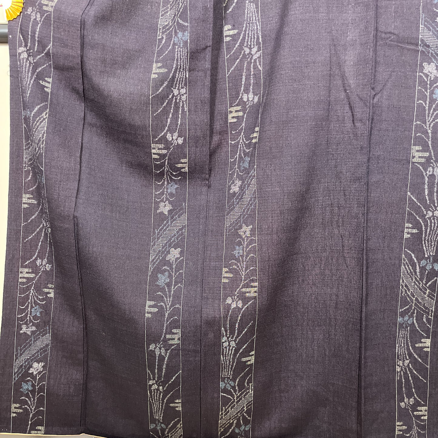 ati-K38　紬　縞文様　草花文様　濃紺