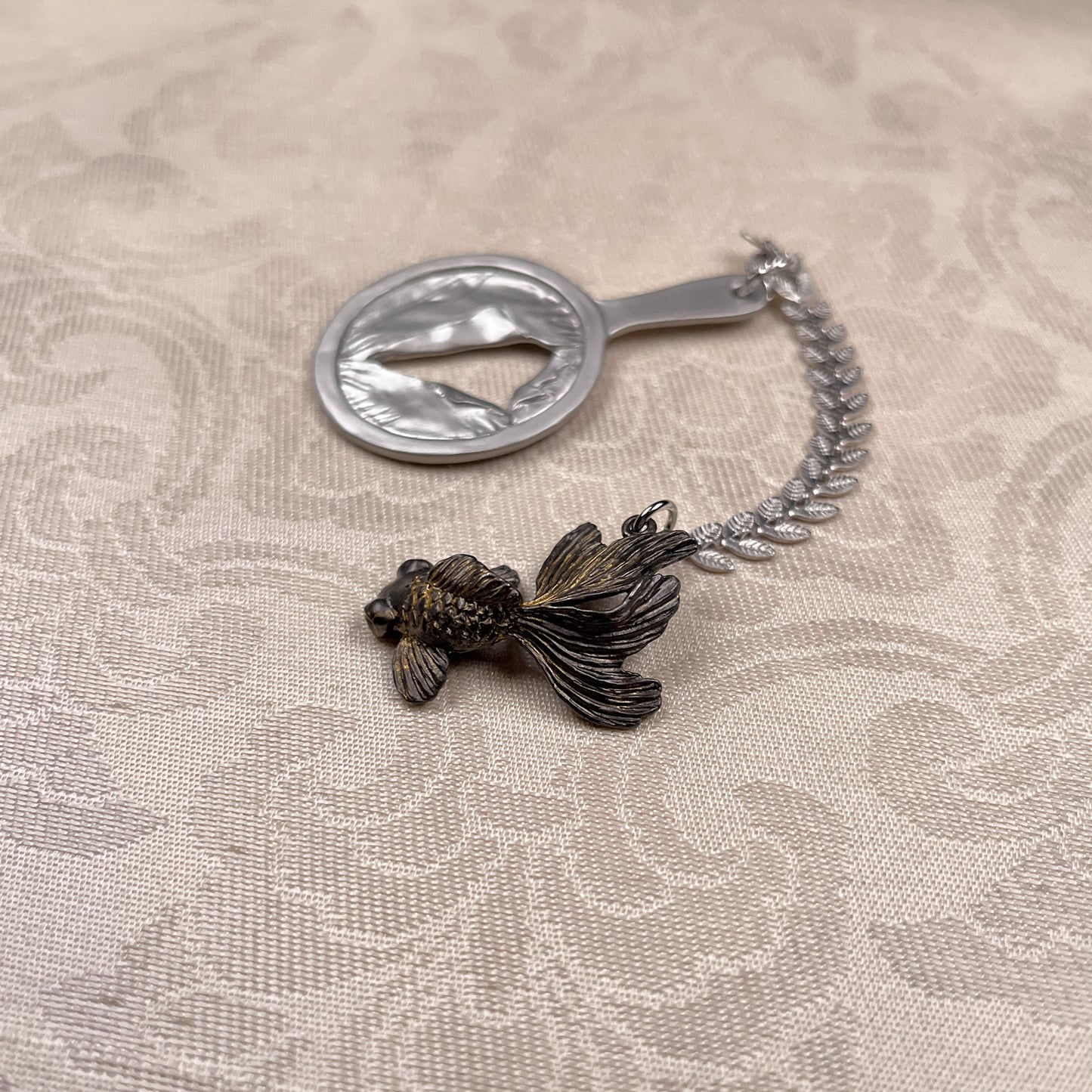 ON003GM　数-SUU- 出目金根付