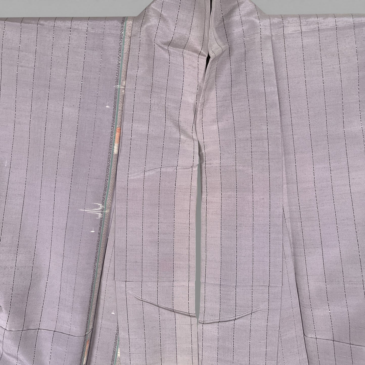 K121219-1　紬　縞文様　銀糸　薄藤鼠