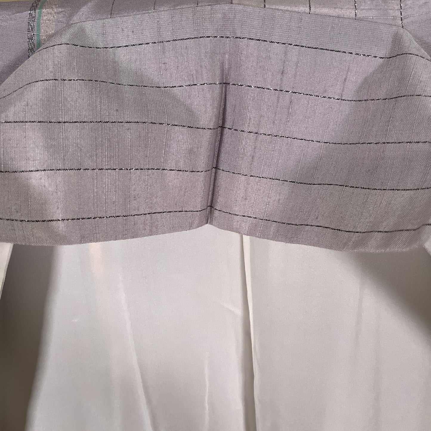 K121219-1　紬　縞文様　銀糸　薄藤鼠