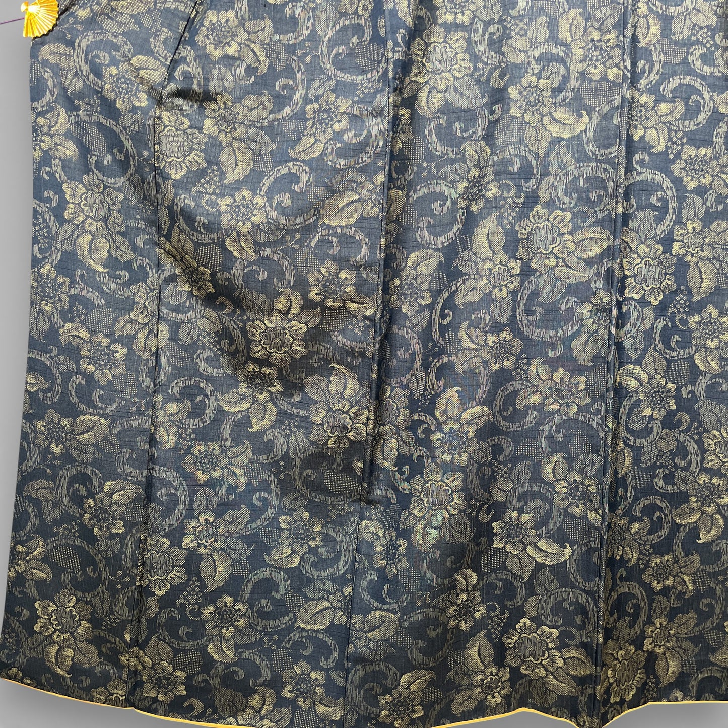 K107082-1　紬　更紗唐草文様　黒地黄土色