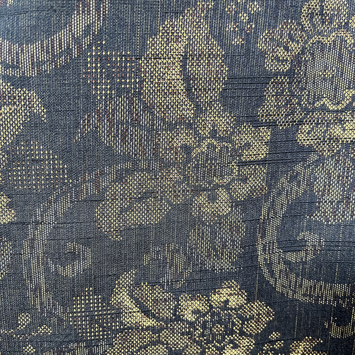 K107082-1　紬　更紗唐草文様　黒地黄土色