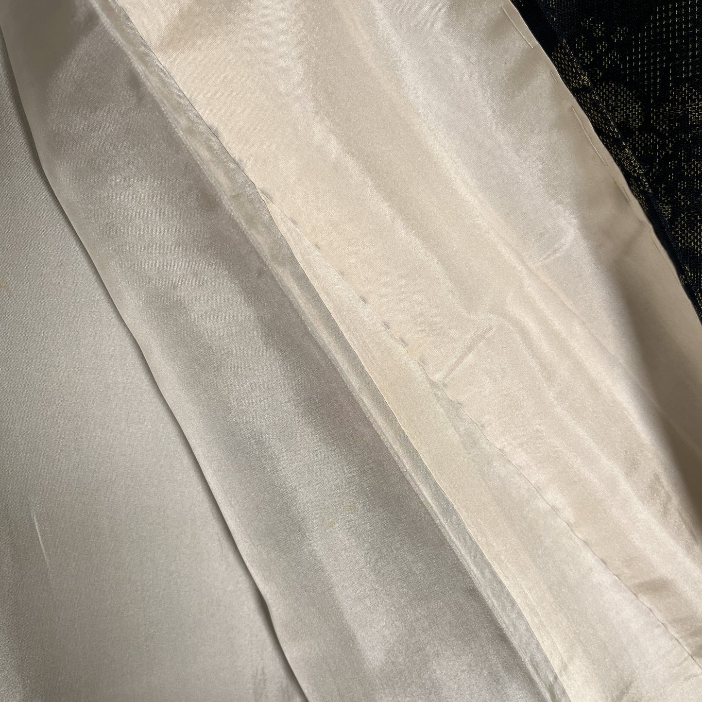 K107082-1　紬　更紗唐草文様　黒地黄土色