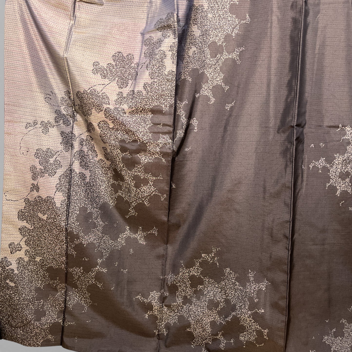 K12656-4　紬　枝花文様　焦茶鼠