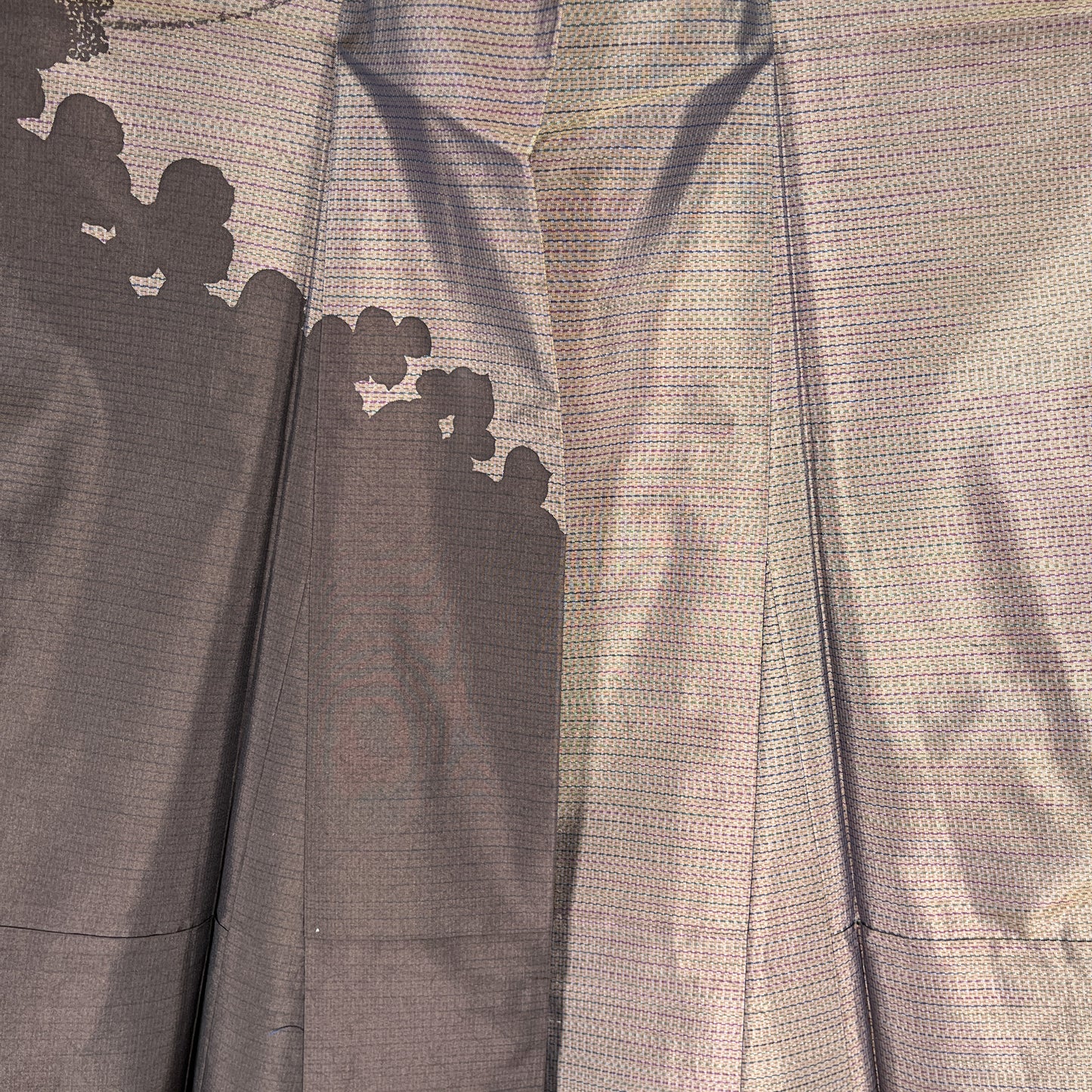 K12656-4　紬　枝花文様　焦茶鼠