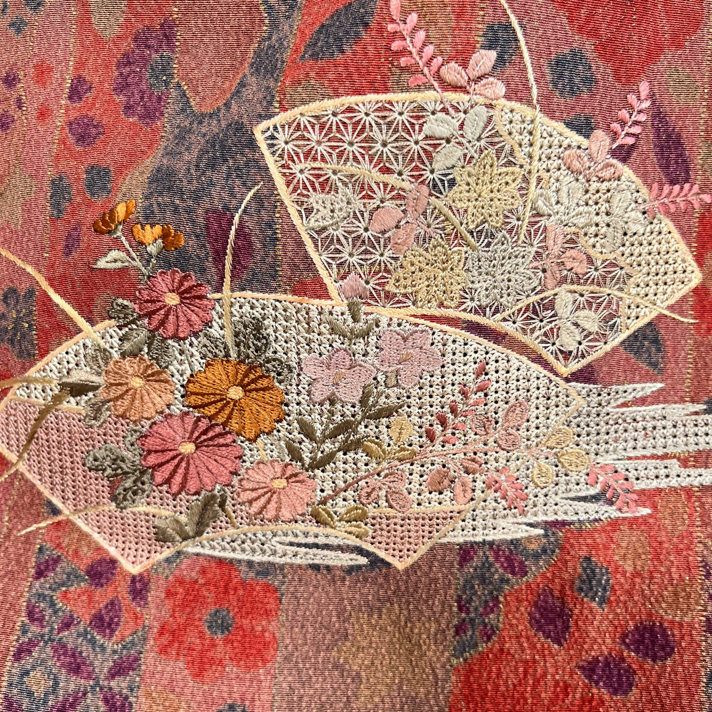 K36119-1　小紋　付下げ　サーモンピンク地　短冊花柄　刺繍