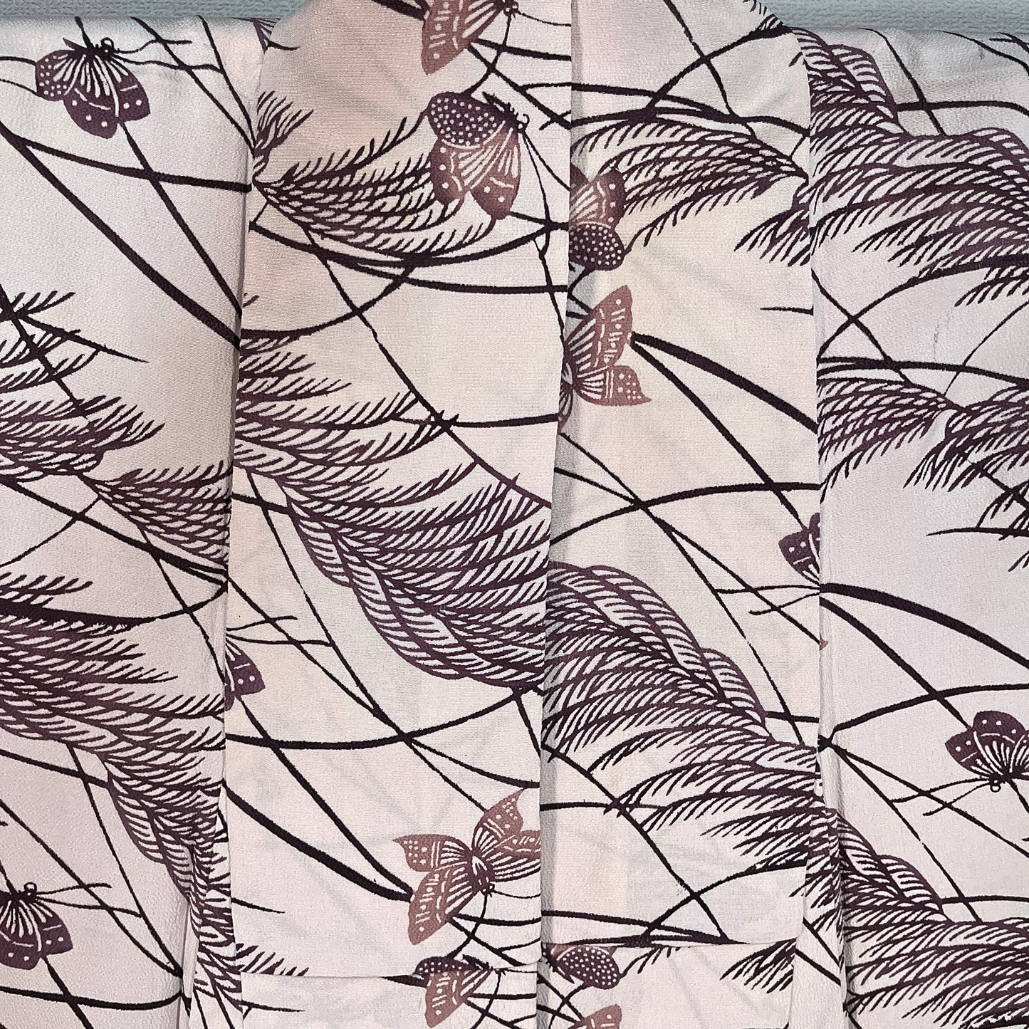 K166930-1　夏着物　小紋　薄文　蝶文　秋草柄　生成り色